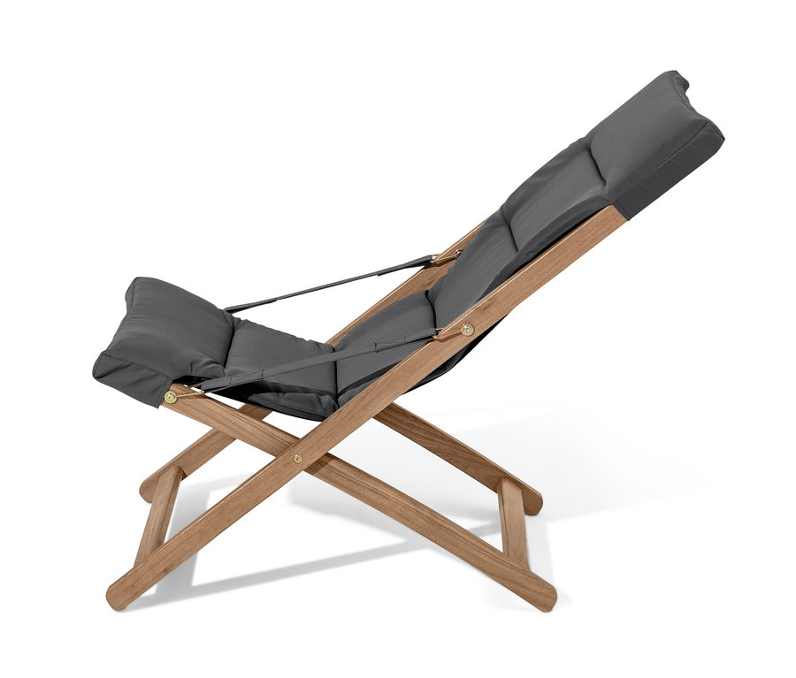 Ein anthrazitfarbener, faltbarer Relax-Sessel auf weißem Hintergrund.