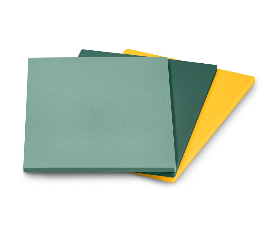 Ein Set aus drei Schneidebrettern mit Halter in Grün, Dunkelgrün und Gelb.