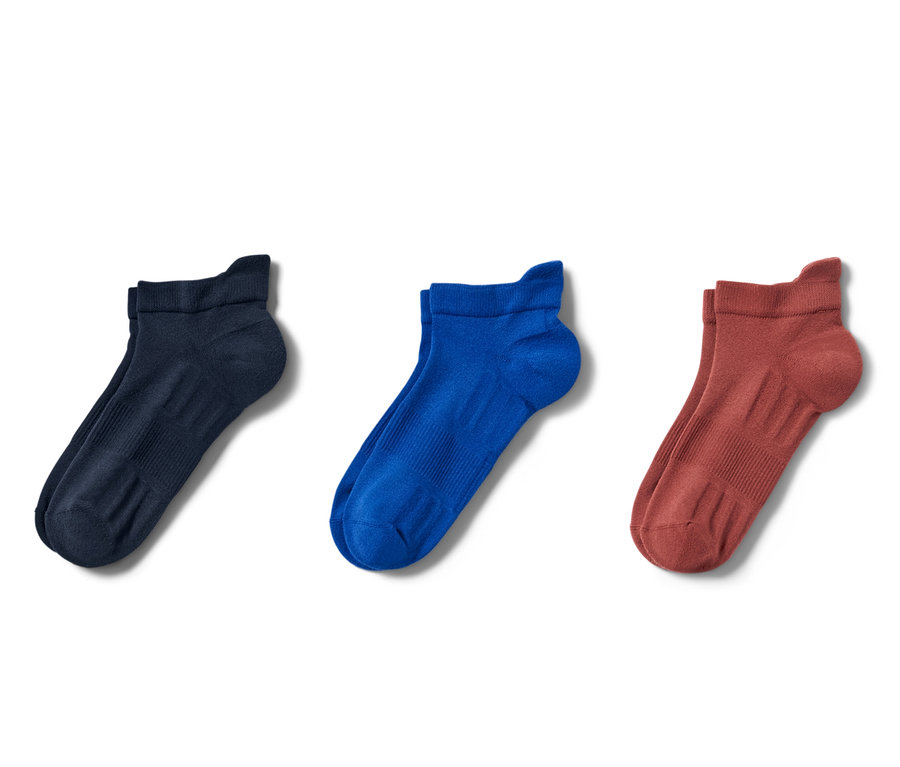 Drei Paar Unisex-Profi-Laufsocken, blau und terrakottafarben.