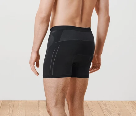 Mann posiert mit dem Rücken zur Kamera und trägt eine Radunterhose.
