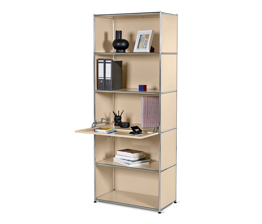 Ein beiges Regal Metall »CN3« mit Klappe und Deko.