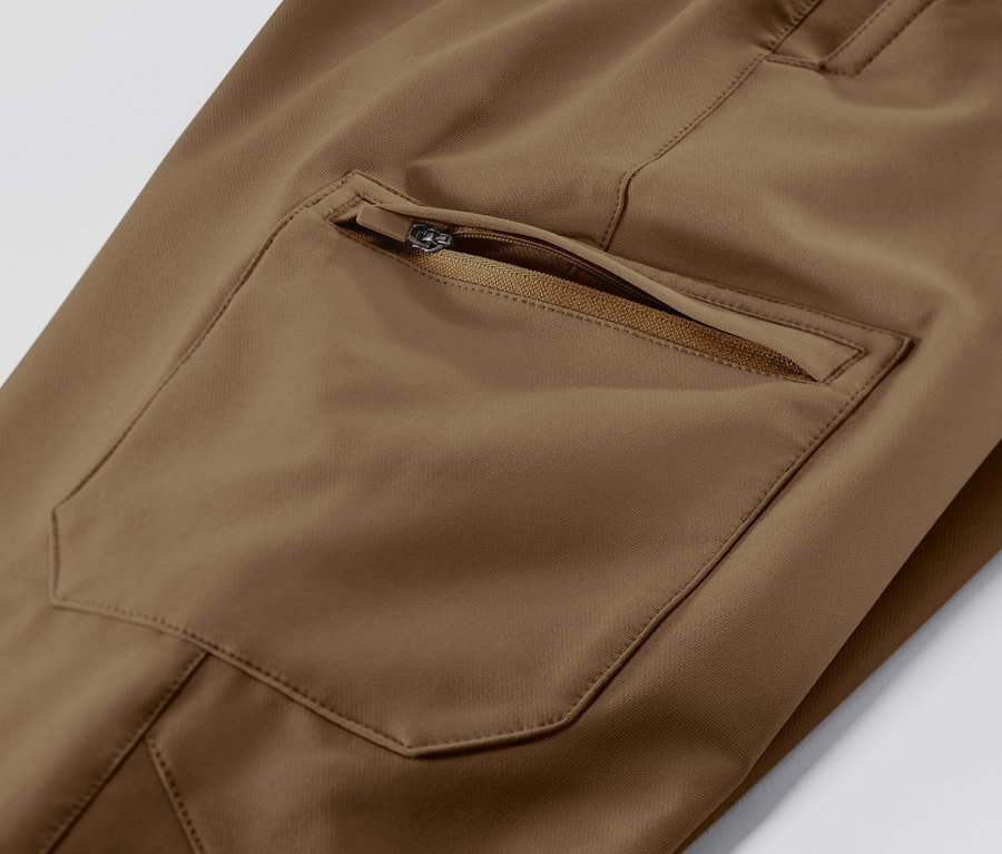 Detailaufnahme einer beigen Cargo-Softshellhose.