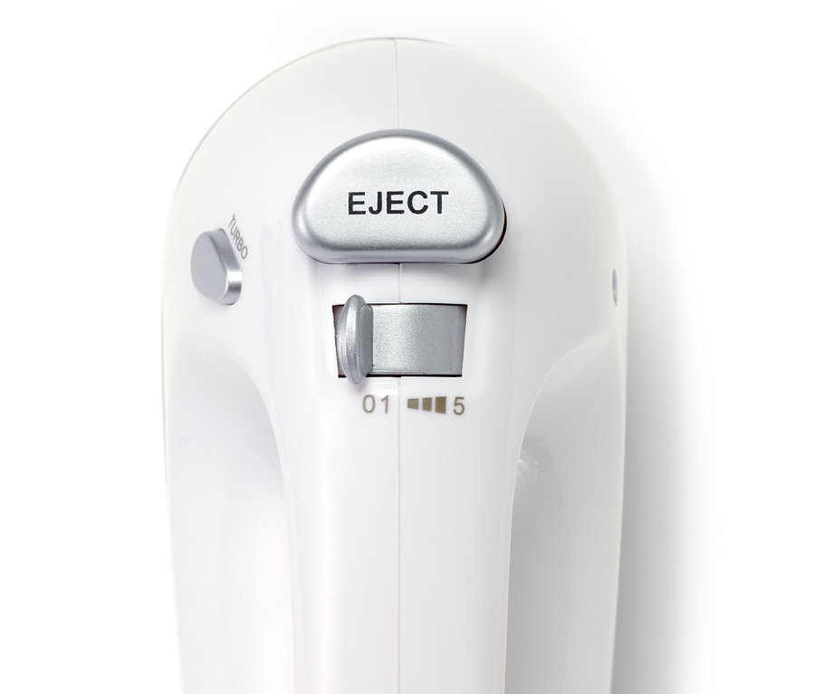 Detailaufnahme der Oberseite eines weißen Handmixers.