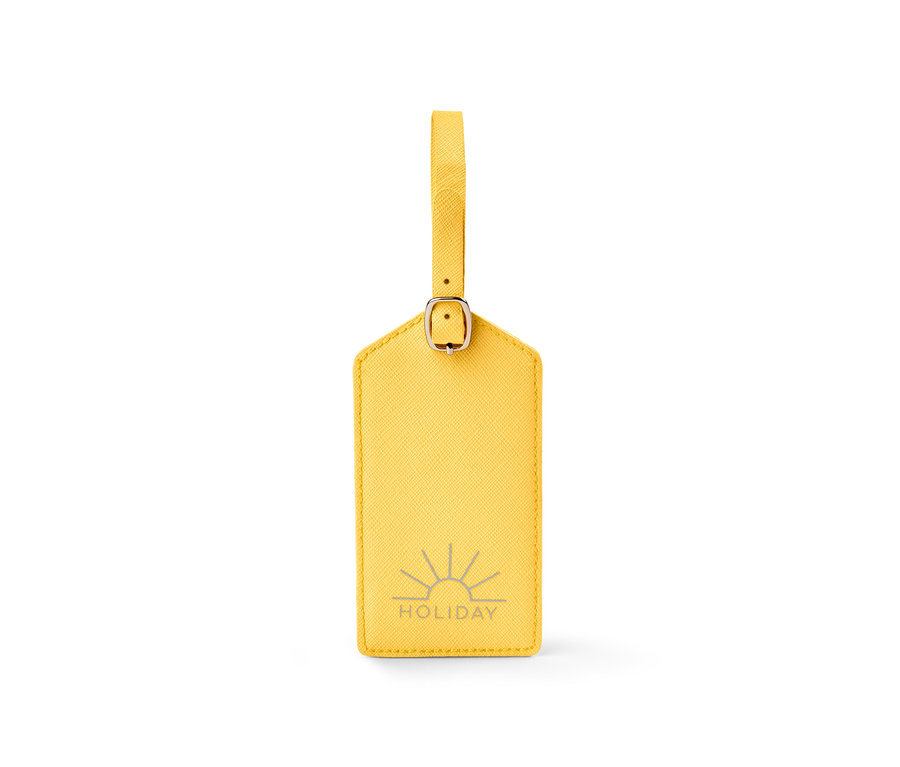 Gelber Gepäckanhänger aus dem Reise-Set mit Holiday-Logo.