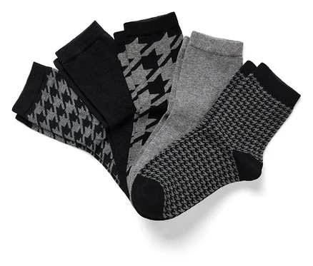 Fünf Paar Socken: einfarbig schwarz, zwei mit Hahnentrittmuster und einfarbig grau.