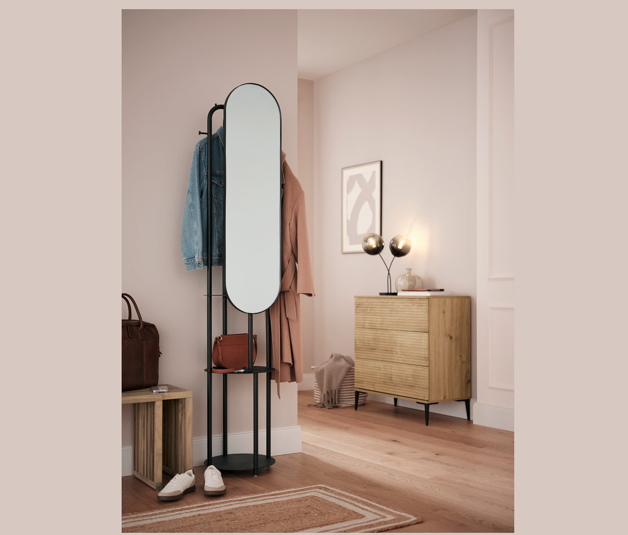 Flur mit Ausziehbank, Spiegel und Kommode.