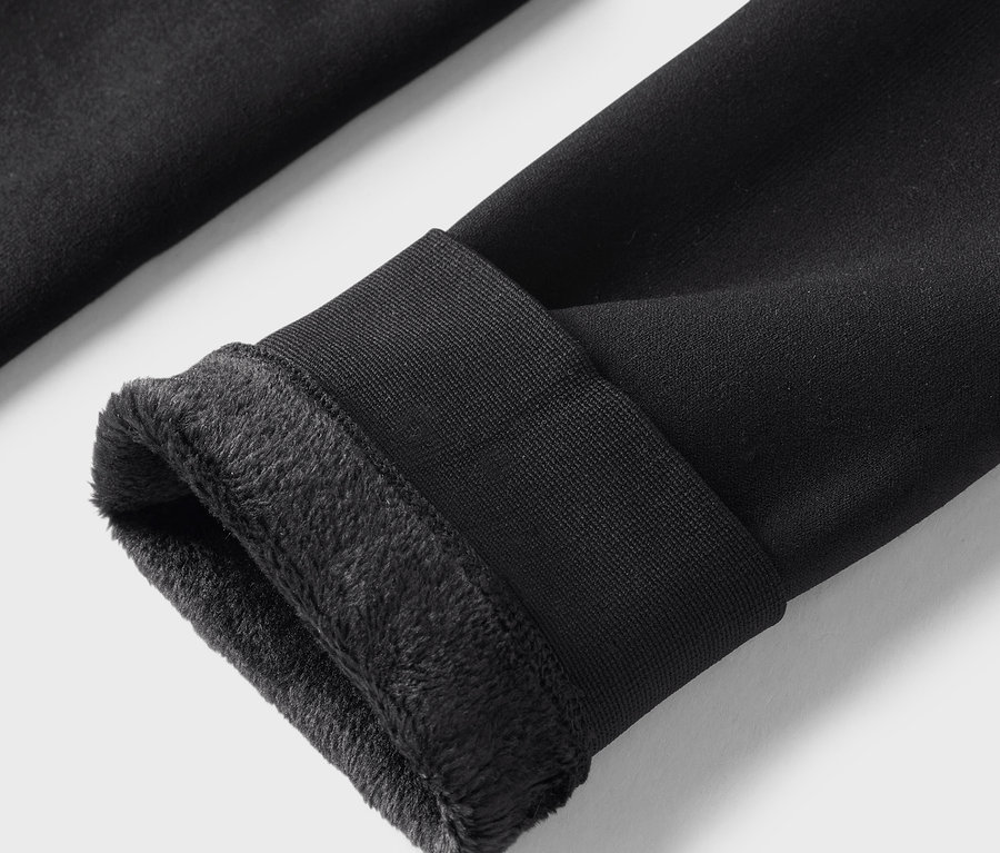 Detailaufnahme einer schwarzen Leggings mit Fleece-Futter am Saum.
