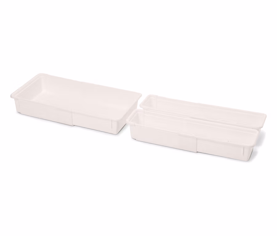 Zwei weiße Plastiktabletts auf weißem Hintergrund.