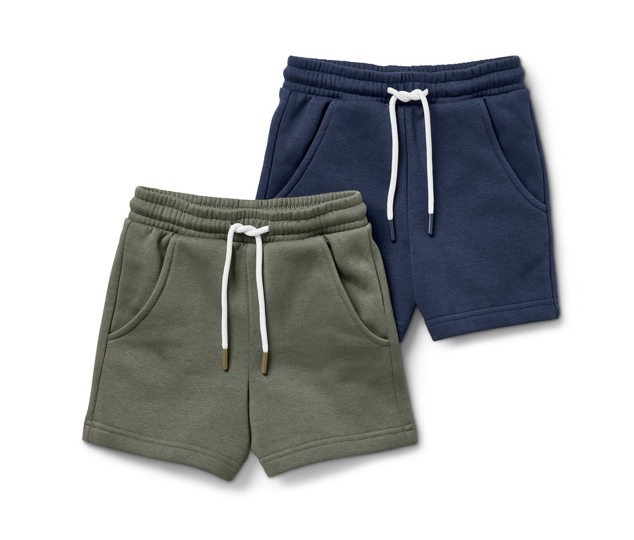 Zwei Kleinkinder-Sweatshorts, eine olivgrün, eine dunkelblau.