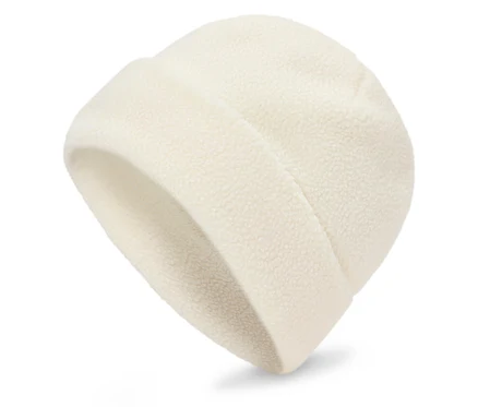 Detailaufnahme einer weißen Fleece-Mütze auf weißem Hintergrund.