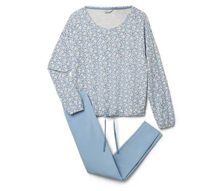Blauer Schlafanzug mit geblümtem Oberteil und Hose mit Kordelzug.