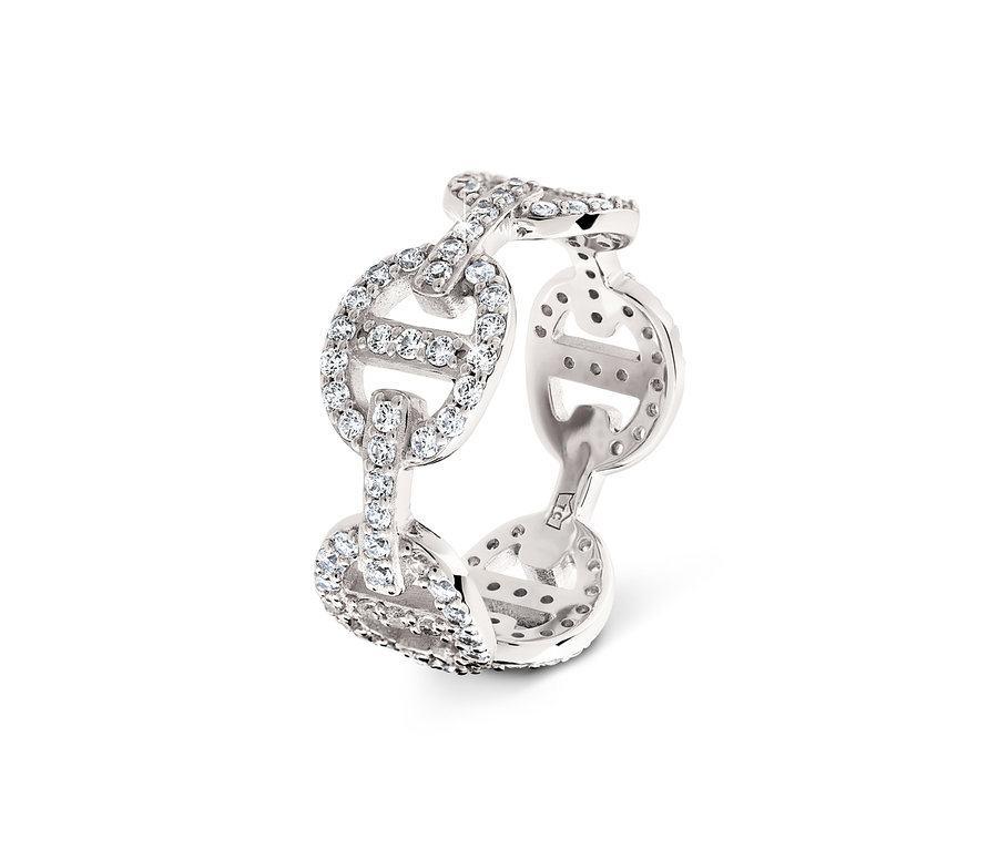 Detailaufnahme eines silbernen Rings in Kettenform mit Steinen.