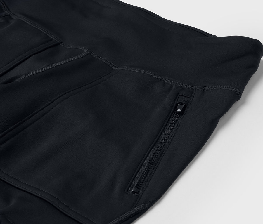 Detail einer schwarzen Sporthose mit Taschen und Reißverschluss.