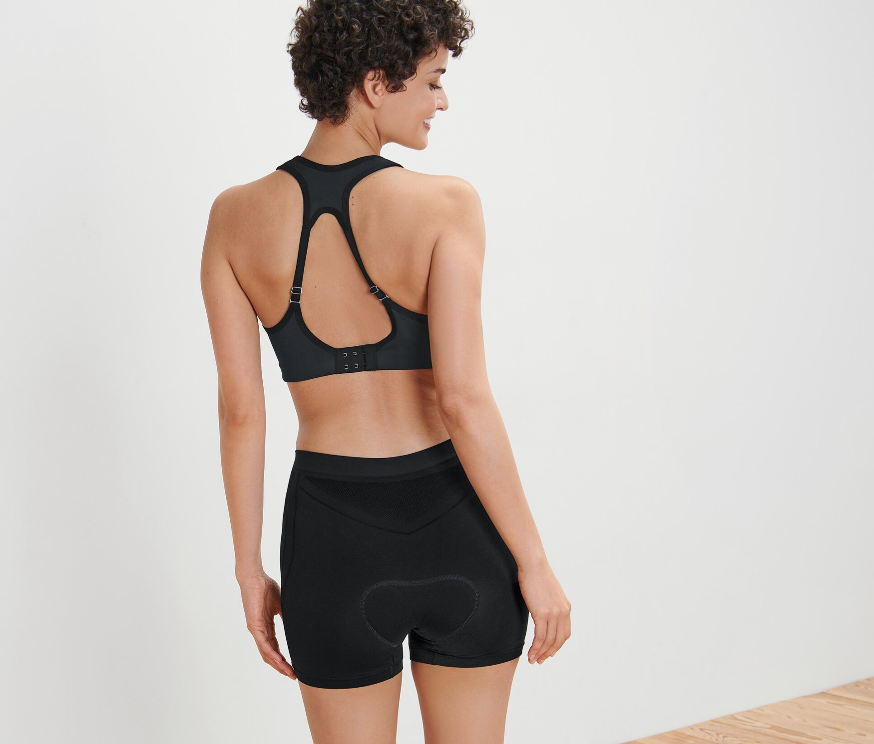 Frau trägt einen Sport-BH und eine Radunterhose.