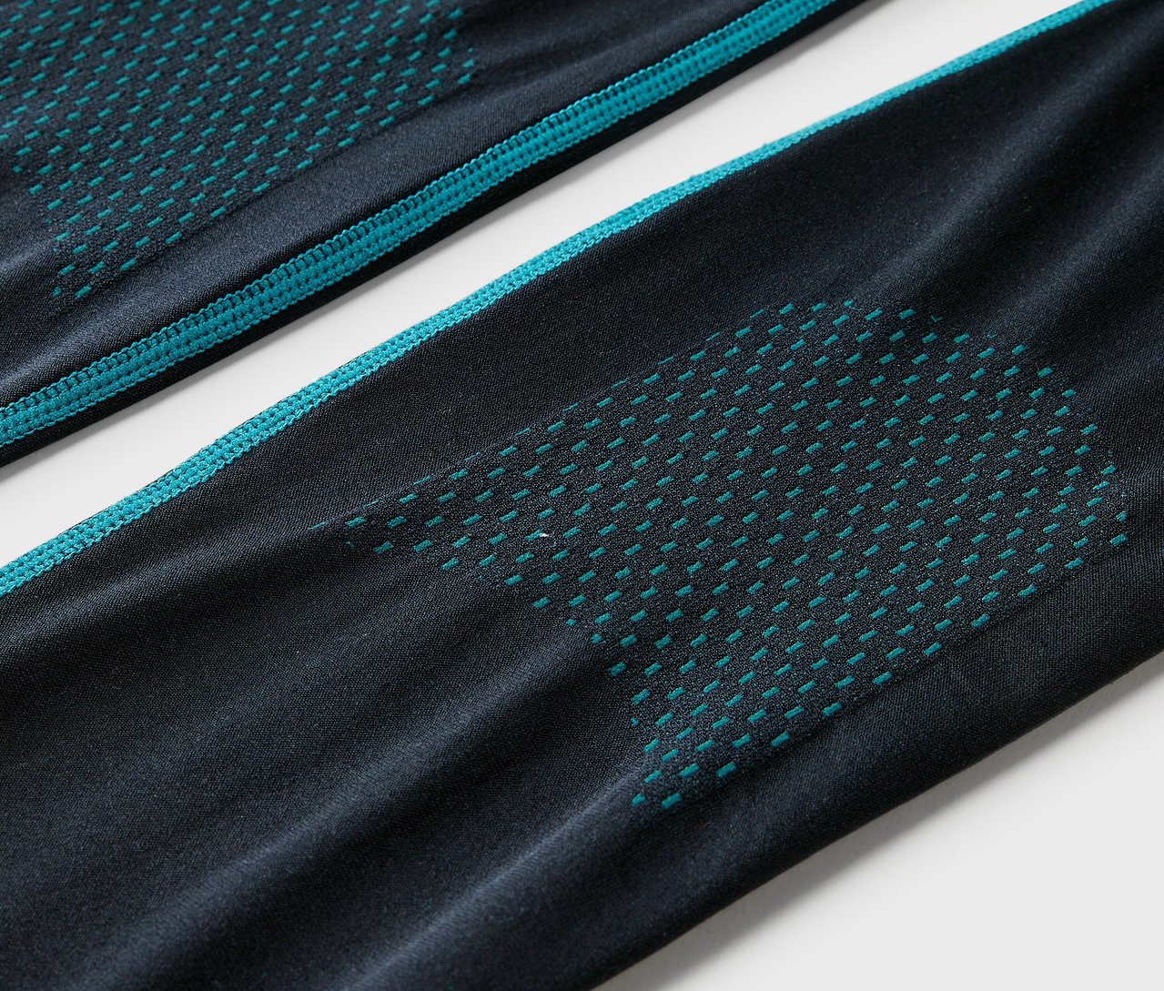 Detailaufnahme von dunkelblauer Kinder-Seamless-Funktionsunterwäsche.