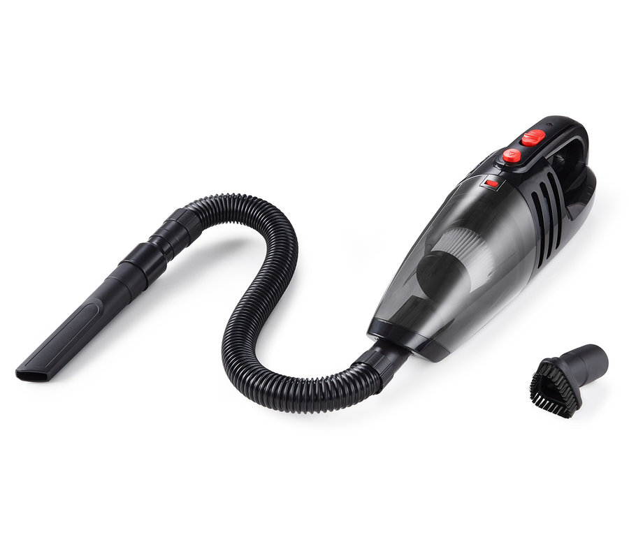 Ein schwarzer Autostaubsauger mit Schlauch und zwei Aufsätzen auf weißem Hintergrund.