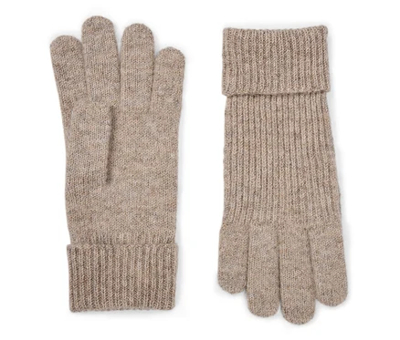 Zwei beige Strickhandschuhe liegen nebeneinander auf einem weißen Hintergrund.