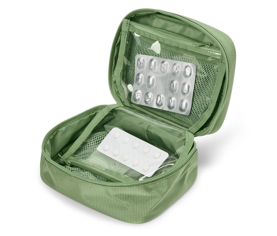 Offener grüner Erste-Hilfe-Kasten mit Blisterpackungen mit Medikamenten darin.