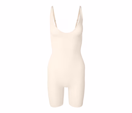 Ein cremefarbener Shaping-Body mit tiefem Ausschnitt und verstellbaren Trägern auf weißem Hintergrund.