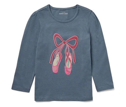 Blaues Langarmshirt mit rosa Ballettschuhen mit Schleife.