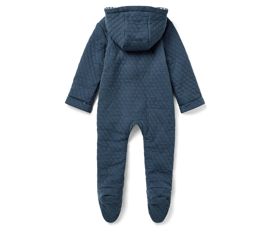 Blauer Baby-Overall mit Kapuze und Steppmuster.