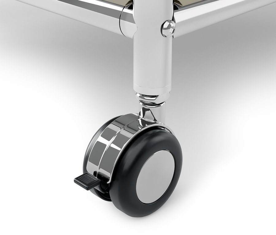 Detailaufnahme eines verchromten Rollwagens mit schwarzer Bremse.