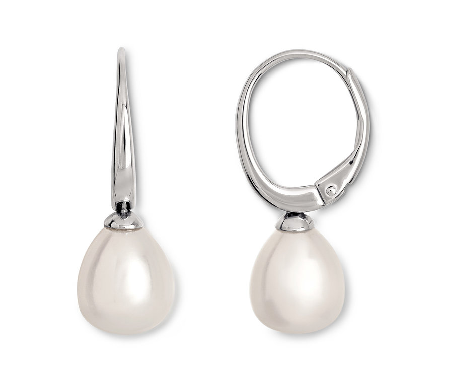 Zwei silberfarbene Ohrringe mit Perlen.