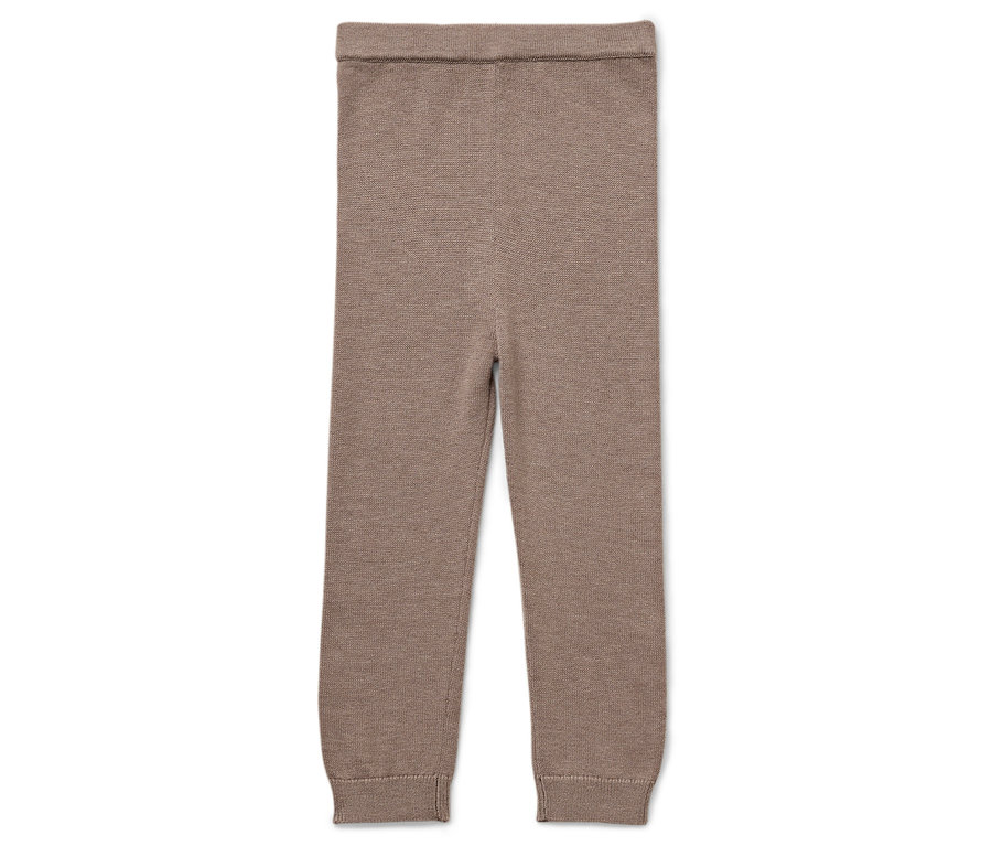 Braune Strickleggings auf weißem Hintergrund.
