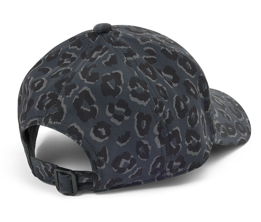 Detailansicht einer Kappe mit dunkelgrauem und schwarzem Animal-Print.