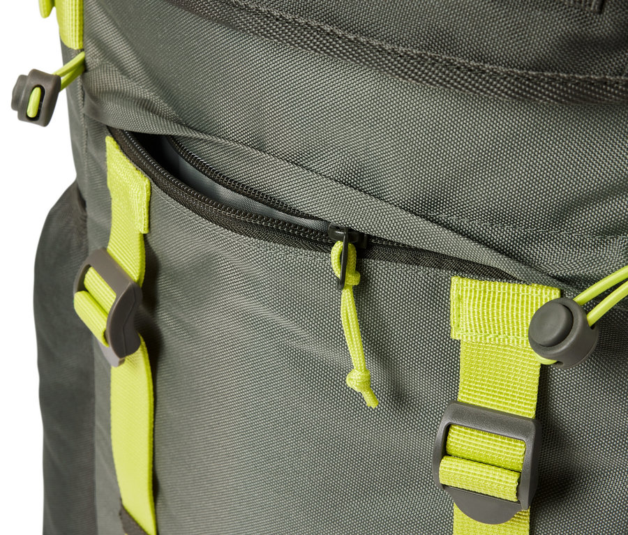 Detailaufnahme eines grauen Outdoor-Rucksacks mit limettengrünen Gurten und Reissverschluss.