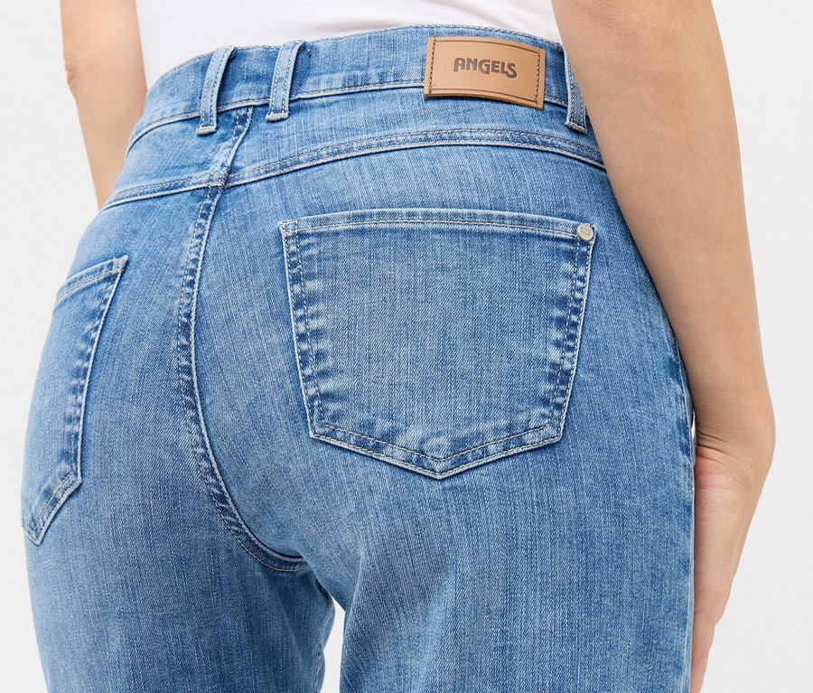 Rückansicht einer Frau in Angels Jeans »Lara« Straight Fit Turn Up, light blue.