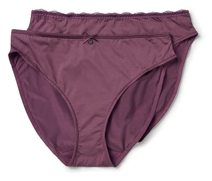 Zwei violette Slips liegen übereinander.