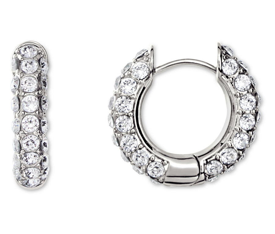 Nahaufnahme von zwei silbernen Creolen, die mit weißen Strasssteinen besetzt sind.