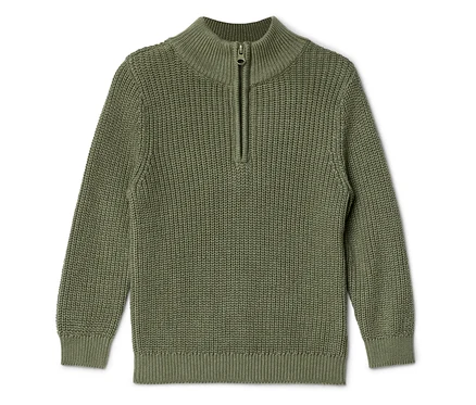 Ein olivgrüner Strickpullover mit kurzem Reißverschluss am Kragen liegt auf einem weißen Hintergrund.