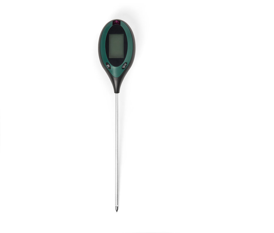 Ein grüner Bodentester mit einem LCD-Bildschirm und einer langen silbernen Sonde liegt auf einem weißen Hintergrund.