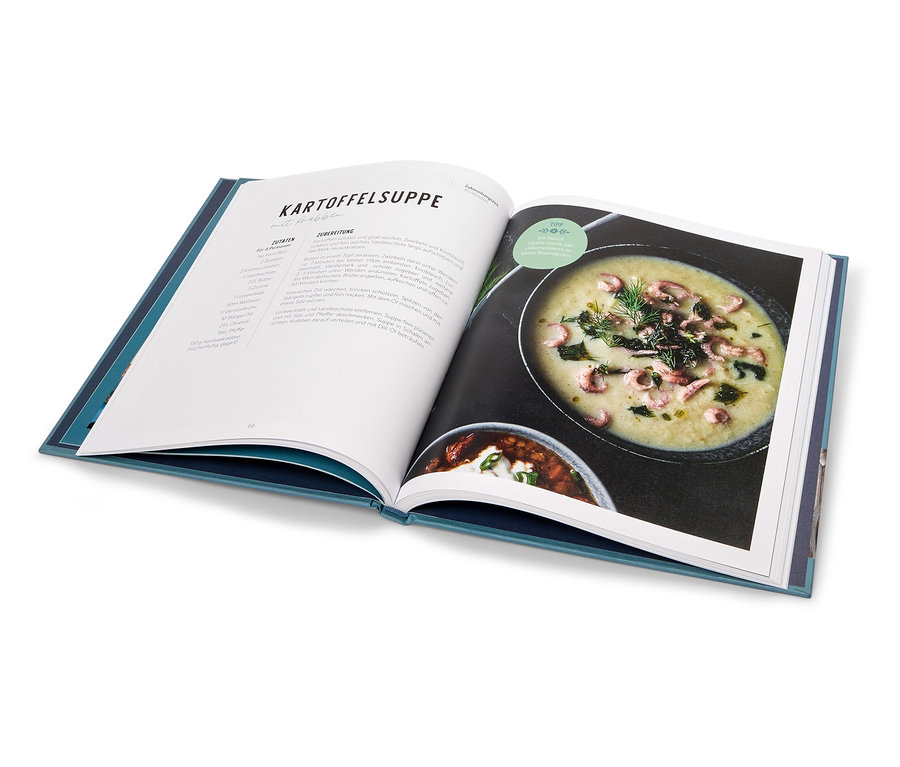 Aufgeschlagenes Kochbuch zeigt ein Rezept für Kartoffelsuppe mit einem Foto des fertigen Gerichts.