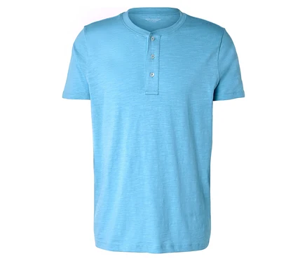 Ein hellblaues kurzärmeliges Henley-Shirt liegt auf einem weißen Hintergrund.