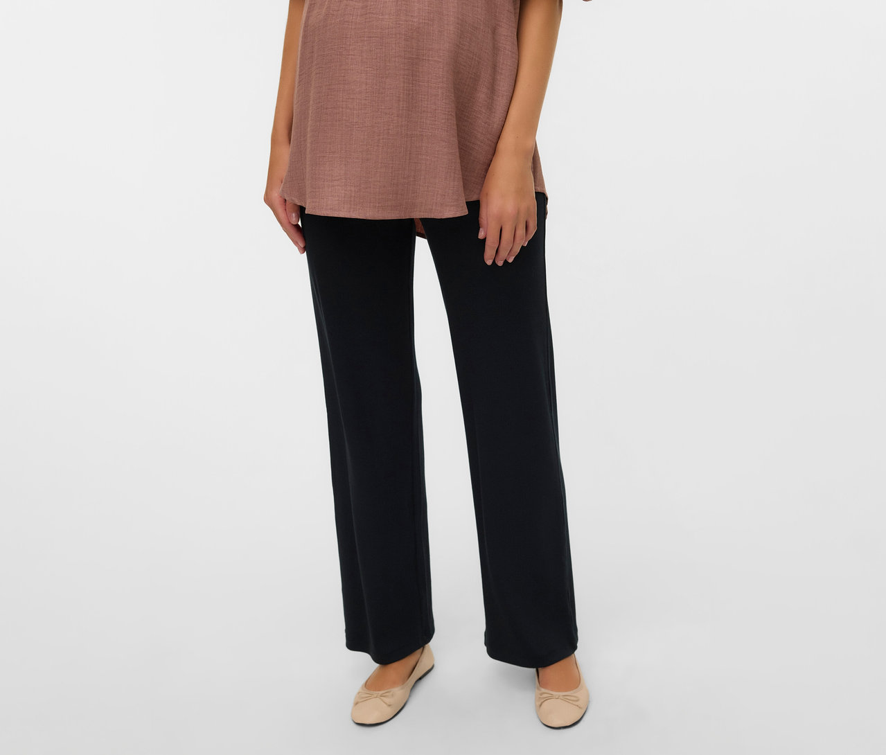 Frau trägt braunes Oberteil und MAMALICIOUS lockere Leggins »MLEMILY« und beigefarbene Ballerinas.