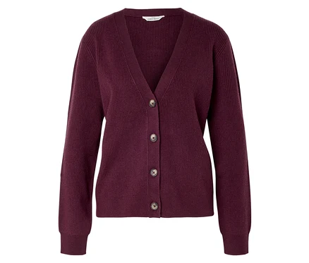Burgunderrote Strickjacke mit V-Ausschnitt und fünf braunen Knöpfen.
