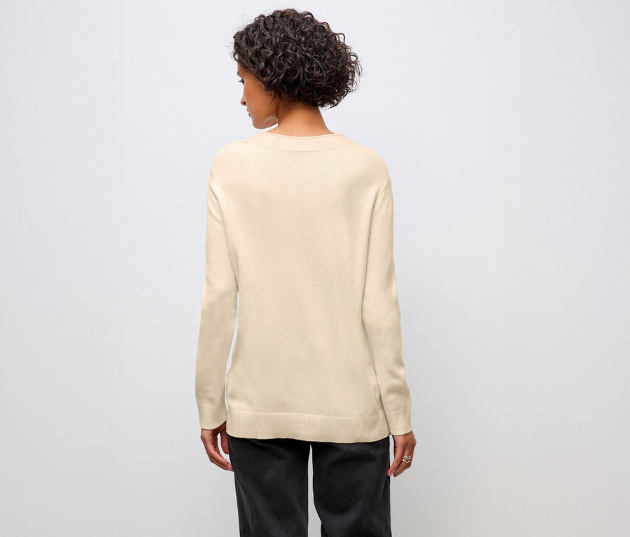 Rückansicht einer Frau mit einem beigen Street One Strickpullover mit Rollkante.