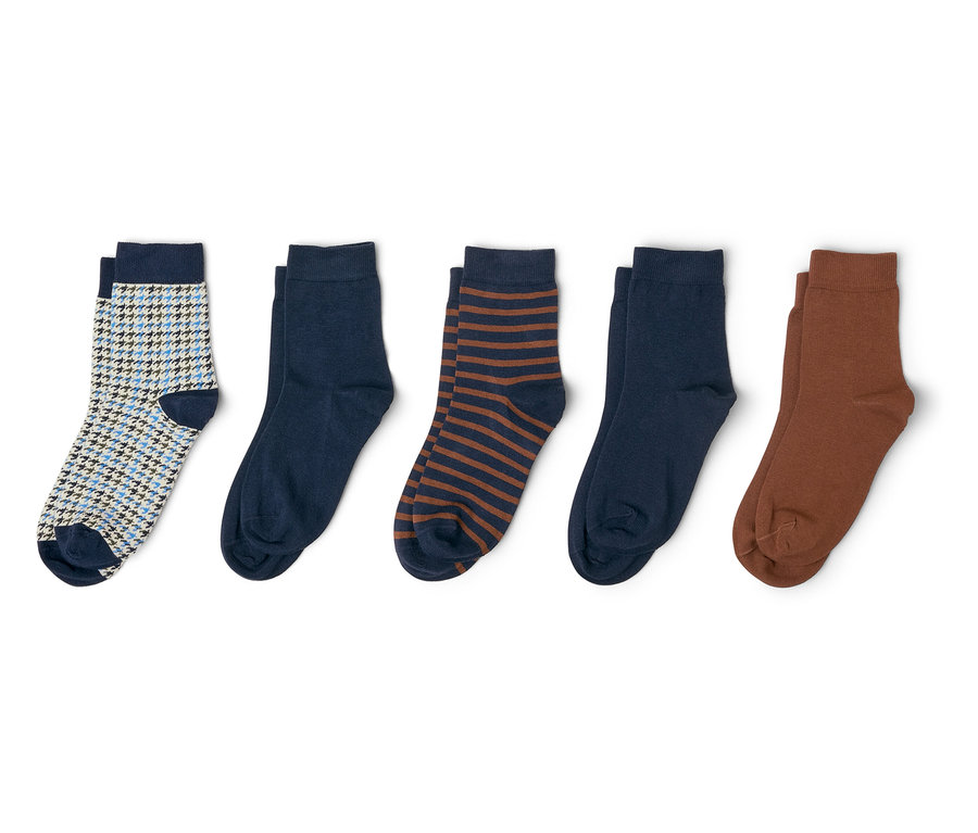 Fünf Paar Socken liegen aufgereiht da, darunter ein Paar mit Hahnentrittmuster, ein Paar dunkelblaue, ein Paar gestreifte und ein Paar braune.