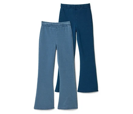 Zwei Kinder-Flared-Jeggings in Hellblau und Dunkelblau liegen überlappend auf einem weißen Hintergrund.