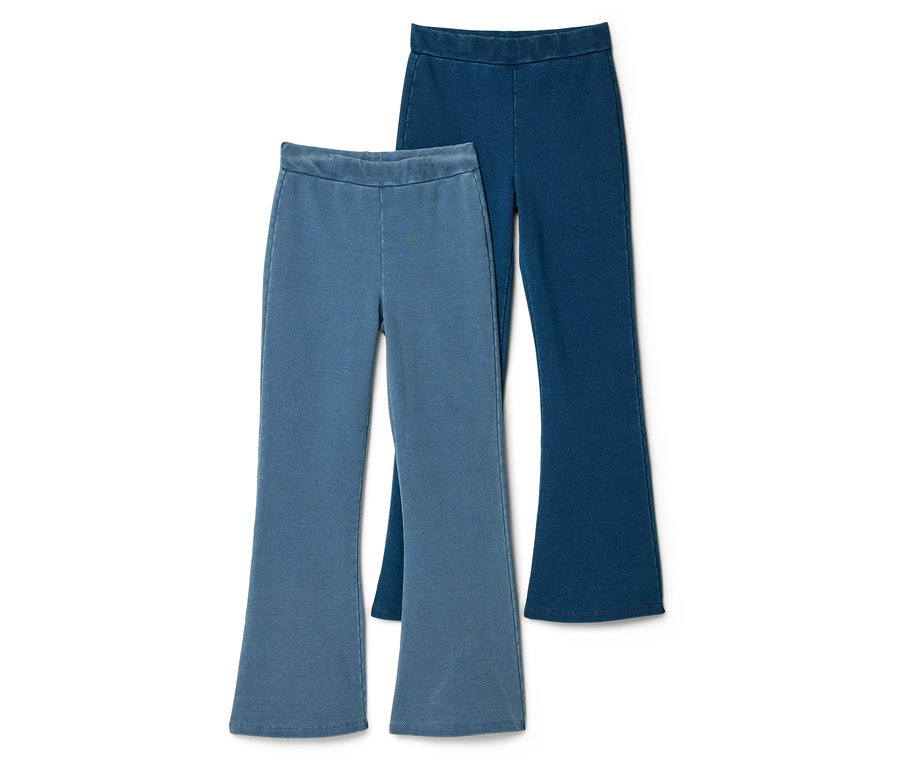 Zwei Kinder-Flared-Jeggings in Hellblau und Dunkelblau liegen überlappend auf einem weißen Hintergrund.