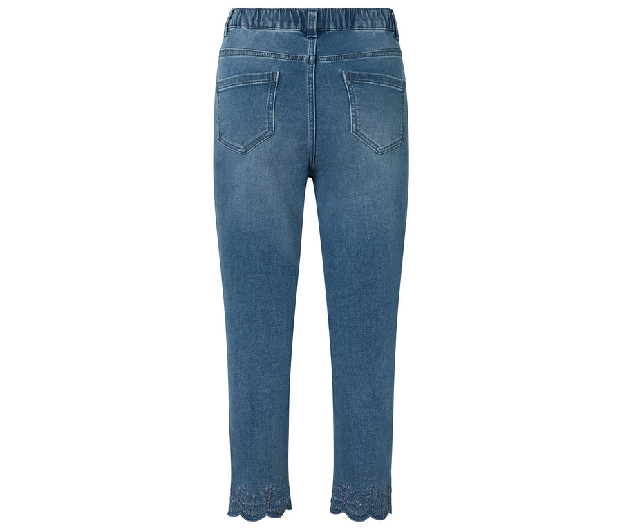 Nahaufnahme der Rückseite einer blauen Jeans mit elastischem Bund und dekorativer Spitze am Saum.