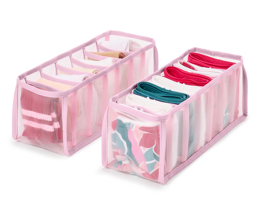 Zwei rosa Stoff-Aufbewahrungsboxen mit durchsichtigen Seitenwänden, gefüllt mit verschiedener gefalteter Kleidung.