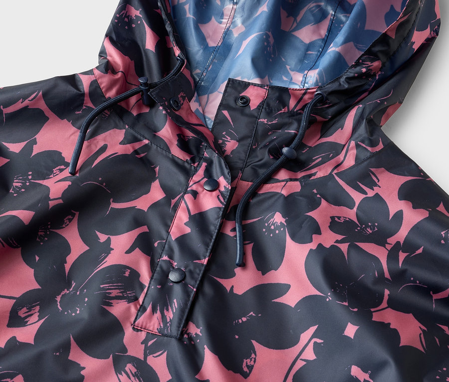 Nahaufnahme einer blumengemusterten Regenjacke in Pink und Dunkelblau.