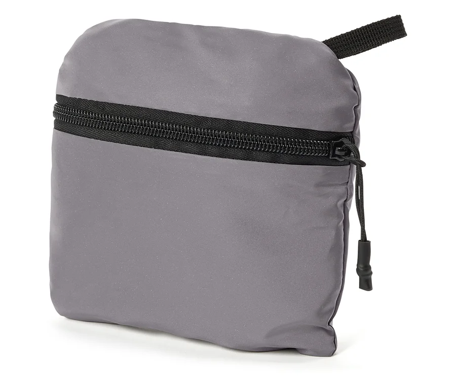 Graue, quadratische Tasche mit schwarzem Reißverschluss und Trageschlaufe.