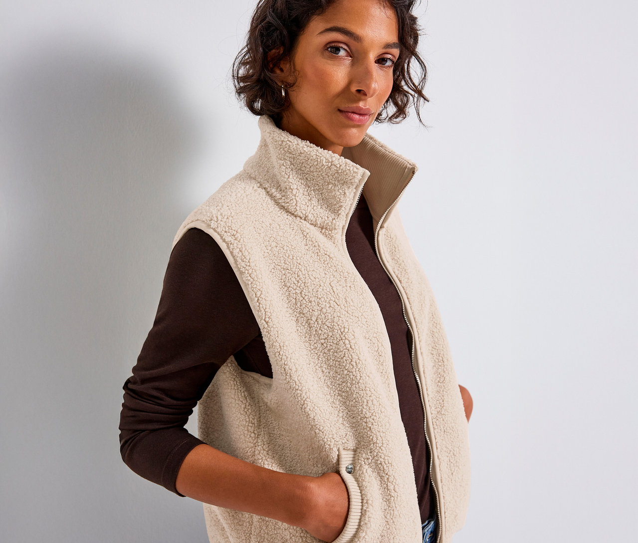 Frau mit Street One Teddyweste, die ihre Hände in den Taschen hat.