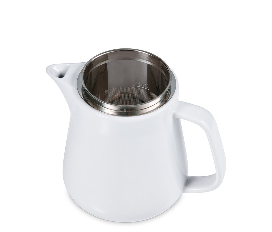 Detailansicht eines weißen Kaffeebereiters aus Keramik mit Filter.