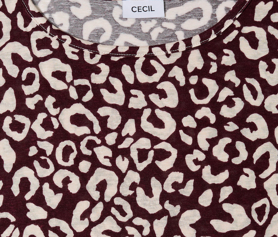 CECIL Kurzarmshirt, burgunderrot mit beigem Leopardenmuster. Das Markenetikett „CECIL“ ist am Halsausschnitt sichtbar.
